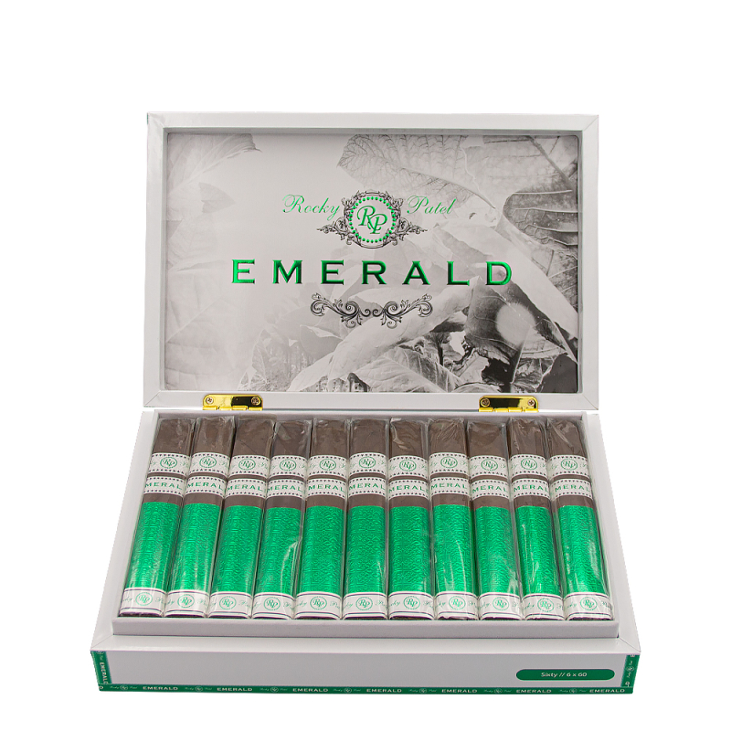 otwarte pudełko pełne cygar Rocky Patel Emerald BP Sixty w biało zielonym kolorze