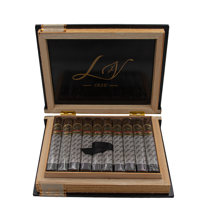 otwarte drewniane pudełko wypełnione cygarami o dużej mocy