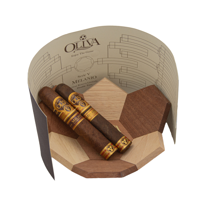 dwa cygara Oliva Melanio natural i maduro z tabelką do zapisywania wyników