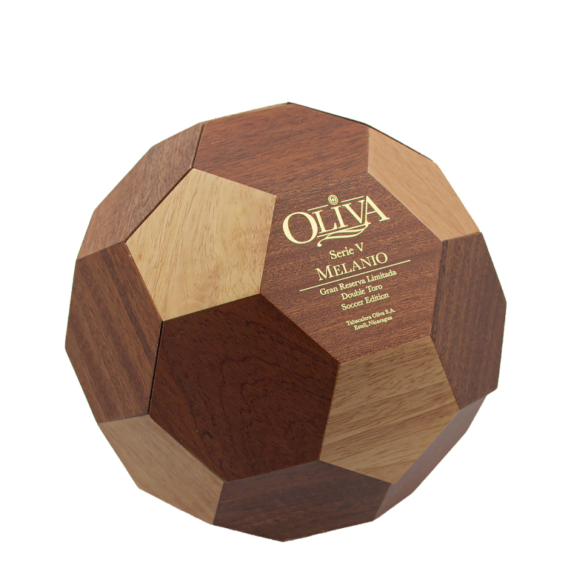 drewniane pudełko w kształcie piłki nożnej ze złotym logotypem Oliva Melanio