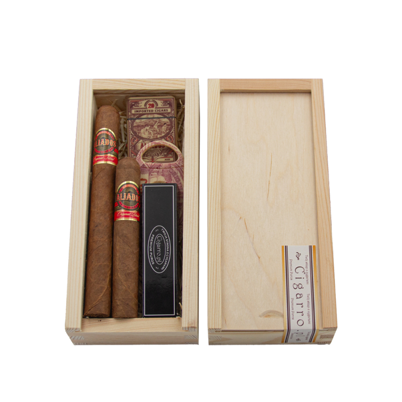 jasna drewniana skrzynka wypełniona sianem drzewnym z cygarami Aliados w rozmiarze churchill i robusto