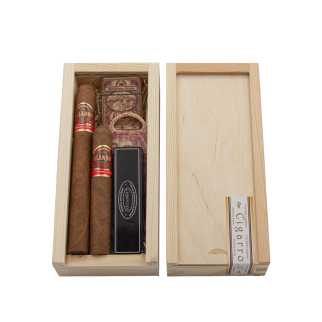 jasna drewniana skrzynka wypełniona sianem drzewnym z cygarami Aliados w rozmiarze churchill i robusto
