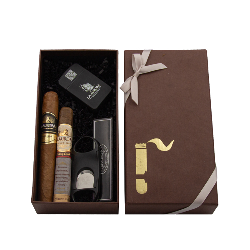 dwa cygara marki La Aurora Fuerte Sol Robusto i Escogidos Tor z akcesoriami w brązowym pudełku ze wstążką