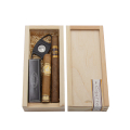 drewniana skrzynka z dwoma cygarami marki Flor de Oliva Connecticut Robusto i Nautral Churchill z  akcesoriami w środku