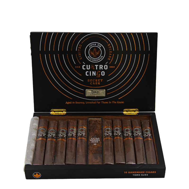 otwarte czarne pudełko wypełnione unikatowymi cygarami Joya de Nicaragua Secret Cask