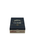 zamknięte biało niebieskie pudełko z logotypem Raices Clasico
