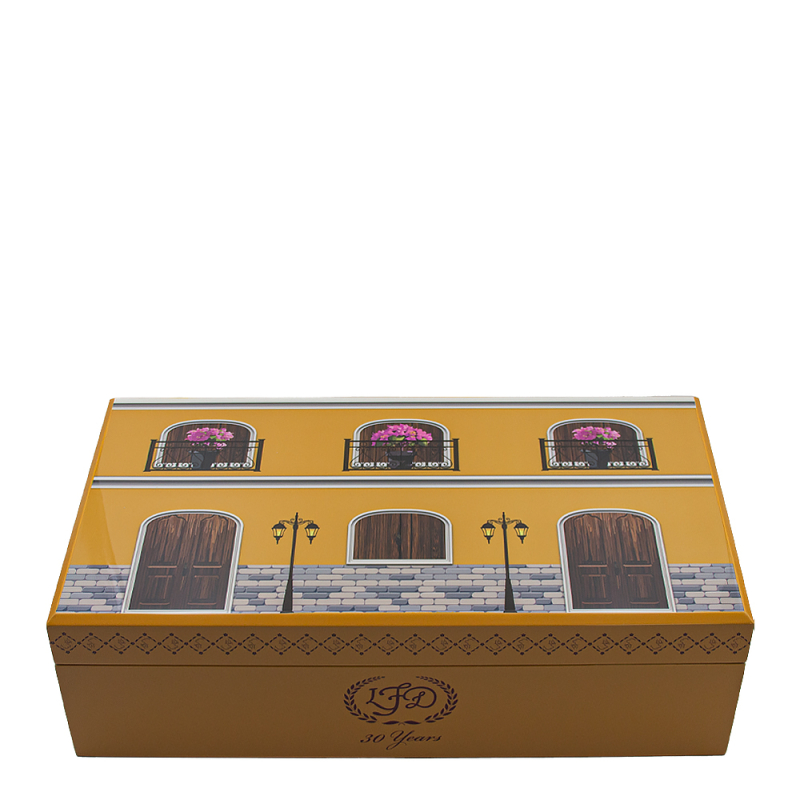 zamknięty humidor La Flor Dominicana z okazji 30 lecia marki przedstawiający fabrykę na Dominikanie
