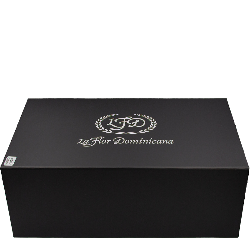 czarne pudełko ochraniające humidor na 30 lecie marki La Flor Dominicana