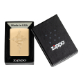 Złota zapalniczka Zippo Serpent Design umieszczona w pudełku z wyciętym motywem węża na obudowie