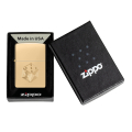 Złota zapalniczka Zippo Dice Design umieszczona w pudełku z wyciętym motywem kości na obudowie