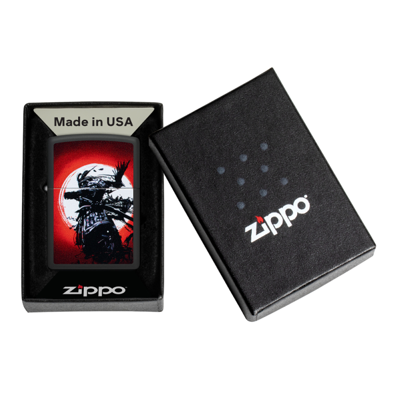 Czarna zapalniczka Zippo Warrior 2 Design umieszczona w pudełku z grafiką samuraja na czerwonym tle