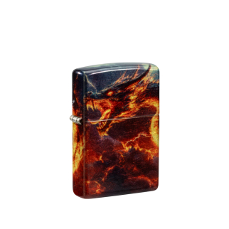 Czarne Zippo ozdobione wizerunkiem smoka otoczonego płomieniami w intensywnych ognistych kolorach