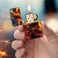 Czarna zapalniczka Zippo trzymana w dłoni z kolorowym wizerunkiem ognistego smoka na obudowie