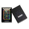 Psychodeliczna zapalniczka Zippo Metallic Leaf umieszczona w pudełku z kolorowym wzorem liści na obudowie