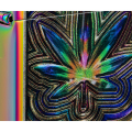 Zbliżenie na psychodeliczny wzór metalicznych liści zdobiący powierzchnię zapalniczki Zippo