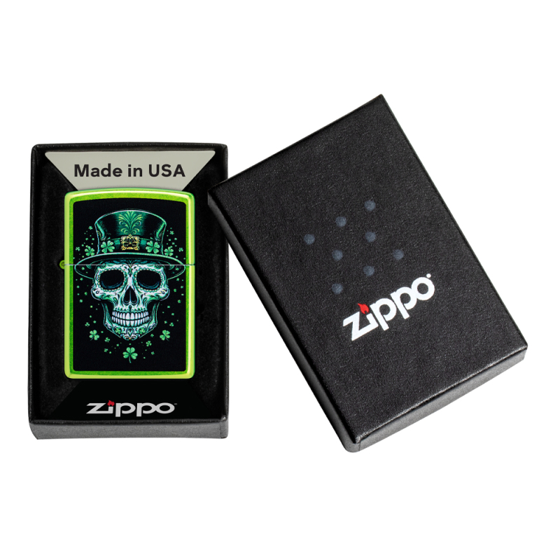 Ciemnozielone Zippo z irlandzkim motywem czaszki znajdujące się w pudełku