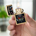 Złote Zippo znajdujące się w dłoni z charakterystyczną kasynową kompozycją na ciemnym tle