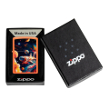 Zippo w intensywnie pomarańczowym kolorze z motywem gwiazd i planet znajdujące się w pudełku