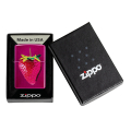 Jaskraworóżowa zapalniczka Zippo Vibrant Strawberry Design umieszczona w pudełku z truskawkowym wzorem