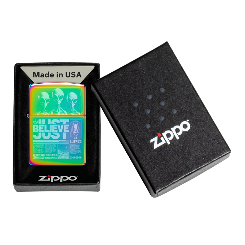 Połyskujące Zippo w intensywnych kolorach znajdujące się w pudełku z widocznym motywem Just Believe