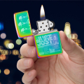 Metaliczna wielokolorowa zapalniczka Zippo trzymana w dłoni z barwną grafiką na obudowie