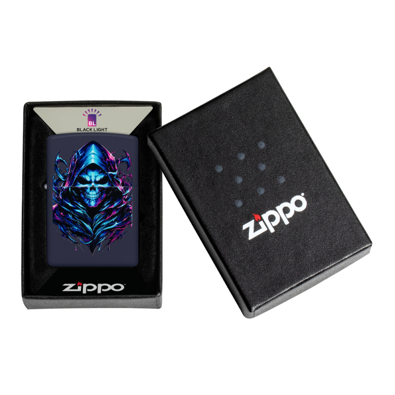 Zippo z motywem czaszki Żniwiarza pokazana w pudełku