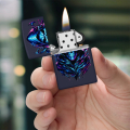 Czarna Zippo z motywem czaszki Żniwiarza prezentowana w dłoni