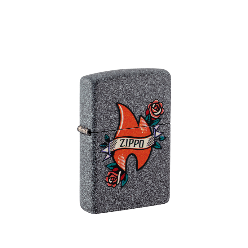 Szara Zippo z charakterystycznym logo marki wykonanym jako wzór tatuażowy