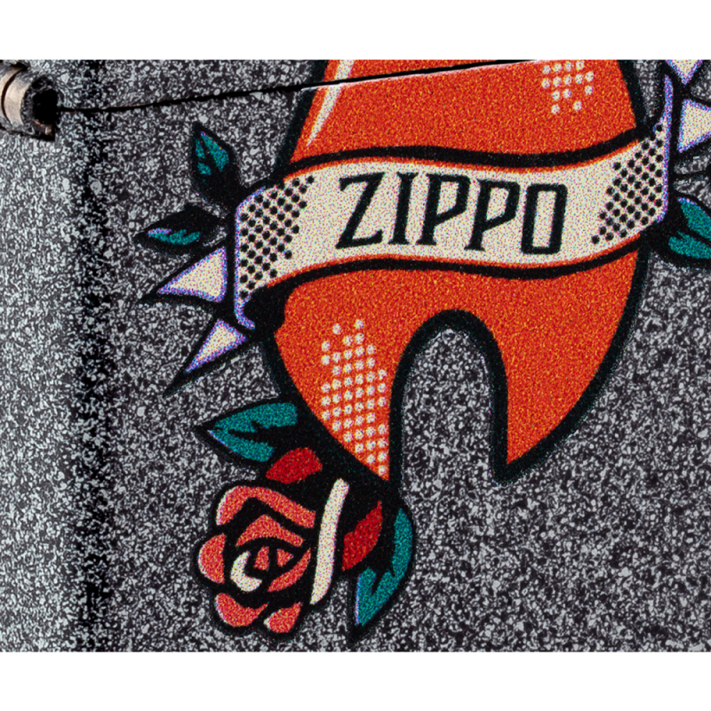 Detal charakterystycznego logo Zippo wykonanego w stylu tatuażu