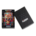 Kolorowa Zippo z motywem czaszki zaprezentowana w pudełku
