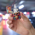 Wielobarwna zapalniczka Zippo Colorful Skull prezentowana w dłoni