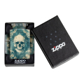 Zippo z wielokolorowym wzorem czaszek zaprezentowana w pudełku