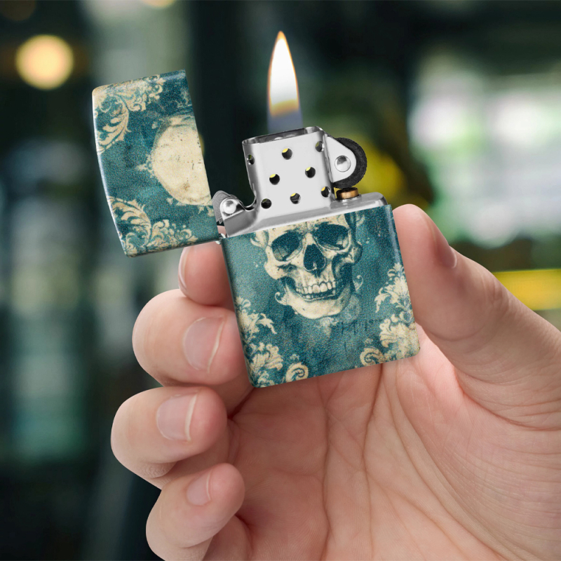 Biała Zippo Spooky Skulls z kolorowymi czaszkami prezentowana w dłoni