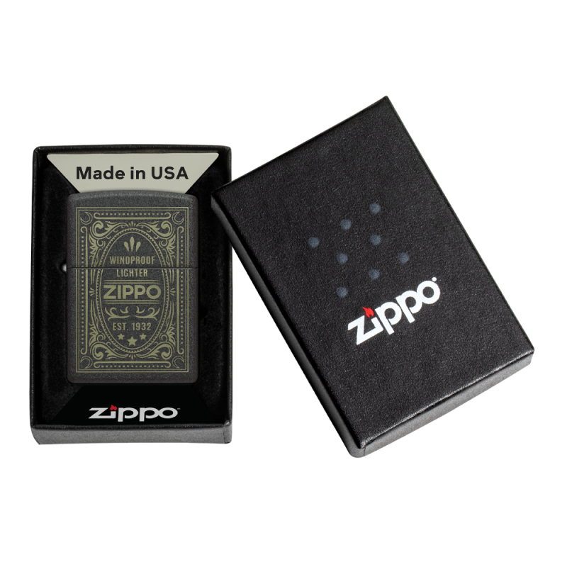 Zippo z żółtymi napisami zaprezentowana w pudełku