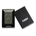 Zippo z żółtymi napisami zaprezentowana w pudełku