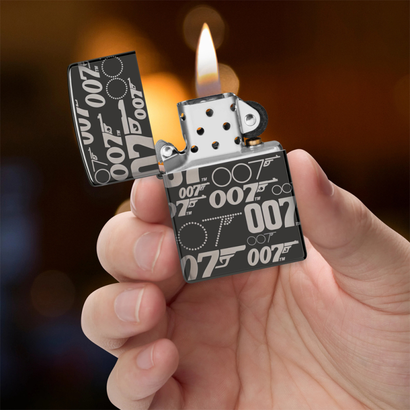 Czarna Zippo z charakterystycznym logo Bond BT 007 widoczna w dłoni