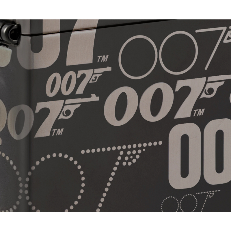 Detal charakterystycznego wzoru 007 widocznego na czarnej Zippo