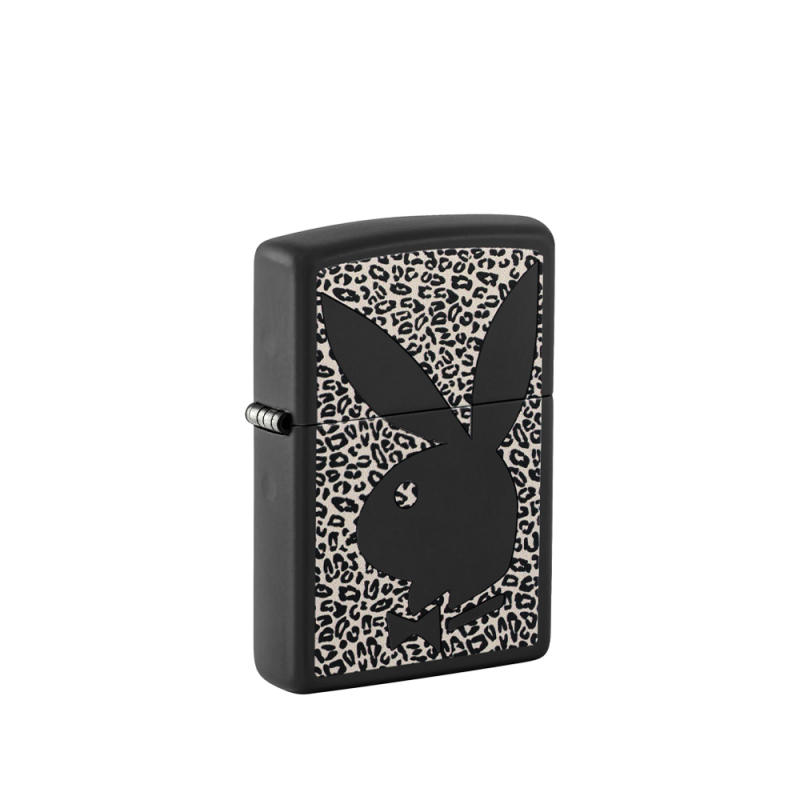 Czarna Zippo ozdobiona motywem króliczka Playboy umieszczonym na panterkowym tle