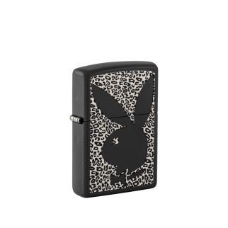 Czarna Zippo ozdobiona motywem króliczka Playboy umieszczonym na panterkowym tle