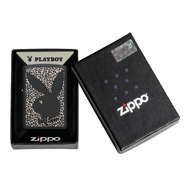 Zippo z czarnym króliczkiem na tle panterki zaprezentowana w pudełku