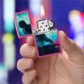 Różowa zapalniczka Zippo DJ Design prezentowana w dłoni