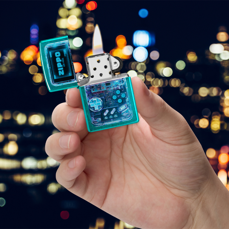 Brokatowa cyanowa zapalniczka Zippo Gamer Design prezentowana w dłoni