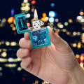 Brokatowa cyanowa zapalniczka Zippo Gamer Design prezentowana w dłoni