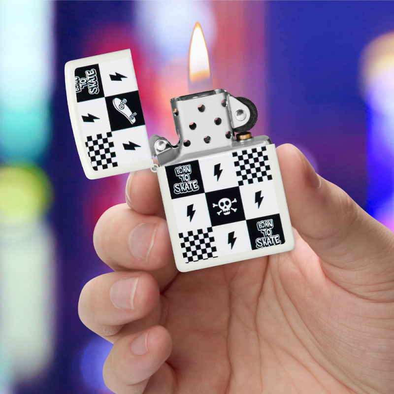 Zippo z motywem szachownicy i deskorolki trzymana w ręce
