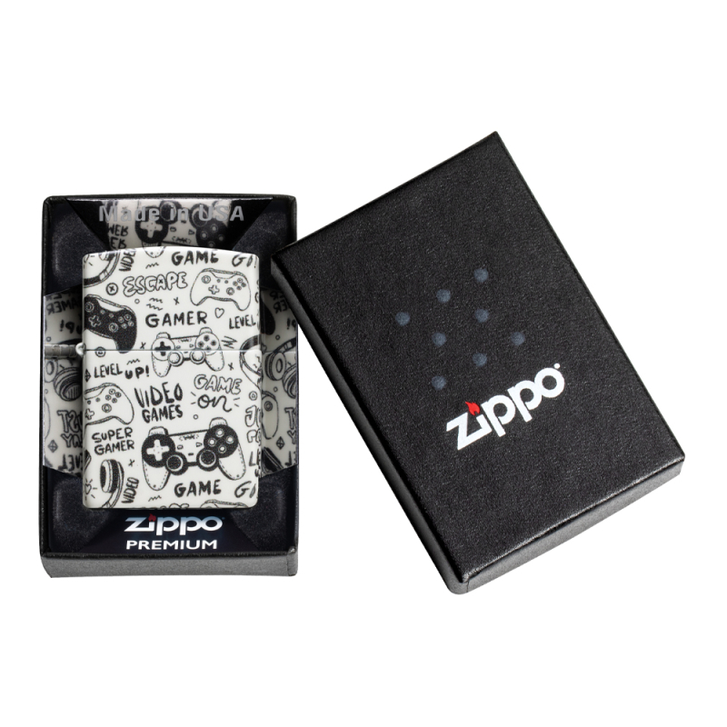 Biała Zippo Games Pattern Design umieszczona w pudełku z widocznym kolorowym wzorem