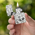 Zapalniczka Zippo z gamingowym motywem prezentowana w ręce z widoczną dekoracją