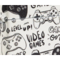 Szczegóły gamingowego motywu widoczne na białej powierzchni zapalniczki