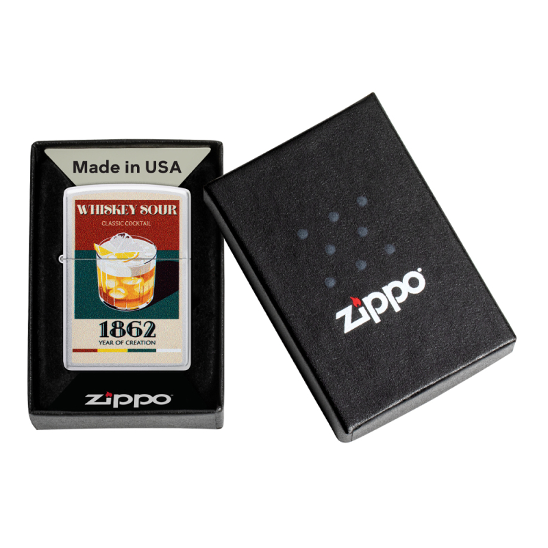 Zippo Retro Cocktail 2 Design pokazana w pudełku z widocznym motywem Whisky Sour