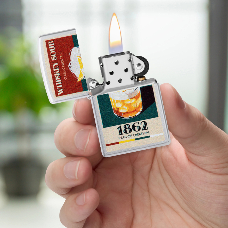 Zapalniczka Zippo Retro Cocktail 2 Design z motywem Whisky Sour trzymana w dłoni