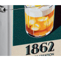 Wyraźny fragment dekoracji z motywem Whisky Sour umieszczonym na zapalniczce